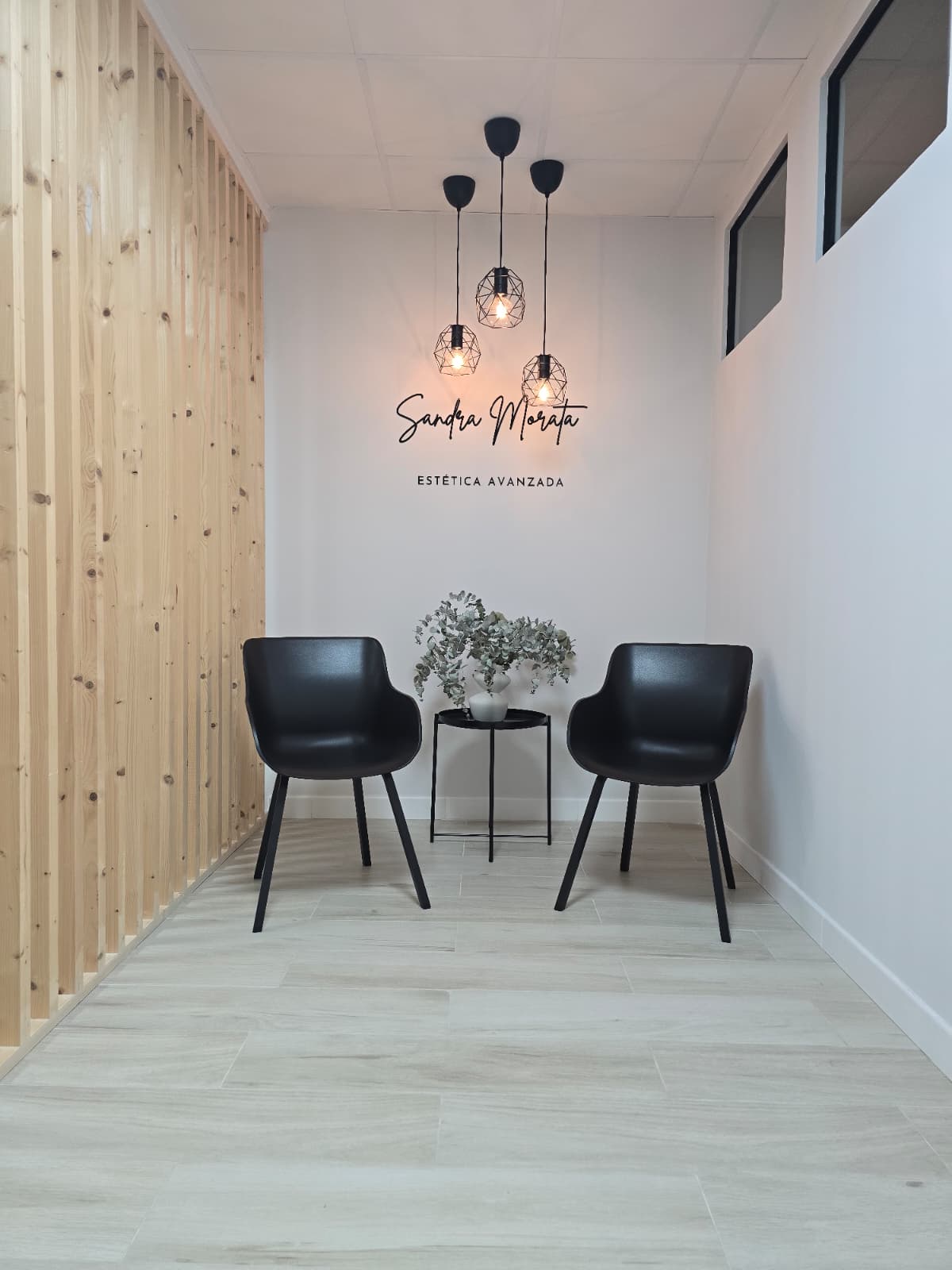 Recepción del centro de estética de Sandra Morata en Cartagena, con el rótulo de la marca iluminado sobre la pared